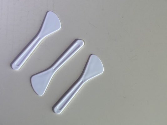 สีขาวหรือตามต้องการ 82 มม PP Spatula สําหรับครีมความงาม