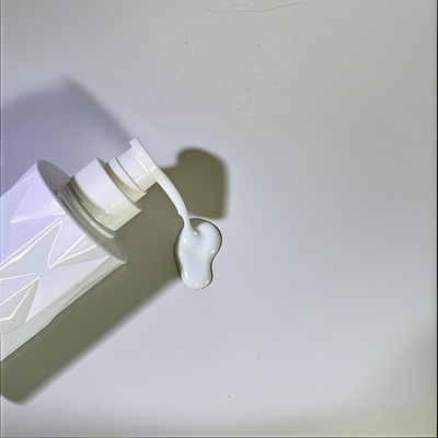 กระป๋องเครื่องสําอาง PET รูปทรงกระจก พร้อมปั๊มดันและโลโก้ตามสั่ง 5000pcs MOQ 15-35 วัน ส่ง