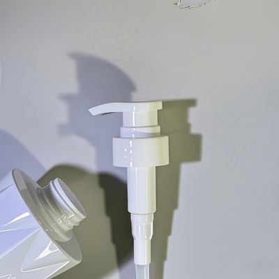 กระป๋องเครื่องสําอาง PET รูปทรงกระจก พร้อมปั๊มดันและโลโก้ตามสั่ง 5000pcs MOQ 15-35 วัน ส่ง