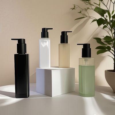 ขวดพลาสติก PET ทรงเหลี่ยมพร้อมหัวปั๊มแบบกดสำหรับบรรจุภัณฑ์เครื่องสำอางและการดูแลส่วนบุคคลในสีที่กำหนดเอง