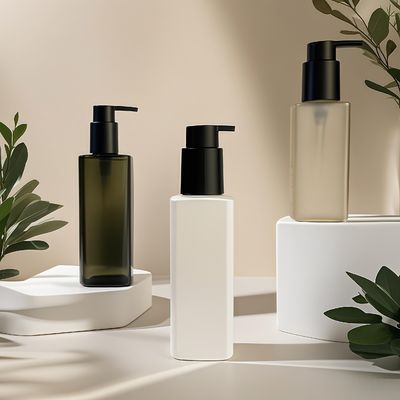 ขวดพลาสติก PET ทรงเหลี่ยมพร้อมหัวปั๊มแบบกดสำหรับบรรจุภัณฑ์เครื่องสำอางและการดูแลส่วนบุคคลในสีที่กำหนดเอง