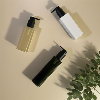 ขวดพลาสติก PET ทรงเหลี่ยมพร้อมหัวปั๊มแบบกดสำหรับบรรจุภัณฑ์เครื่องสำอางและการดูแลส่วนบุคคลในสีที่กำหนดเอง