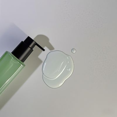 ขวดพลาสติก PET ทรงเหลี่ยมพร้อมหัวปั๊มแบบกดสำหรับบรรจุภัณฑ์เครื่องสำอางและการดูแลส่วนบุคคลในสีที่กำหนดเอง